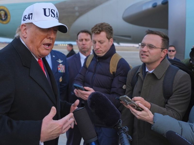 Donald Trump califica de irrelevante el T-MEC y rechaza autos hechos en México