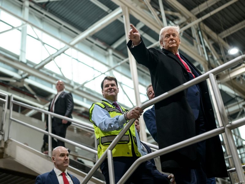 Le grita trabajador a Trump ‘protector de pedófilos’ y responde con señal obscena en fábrica de Ford