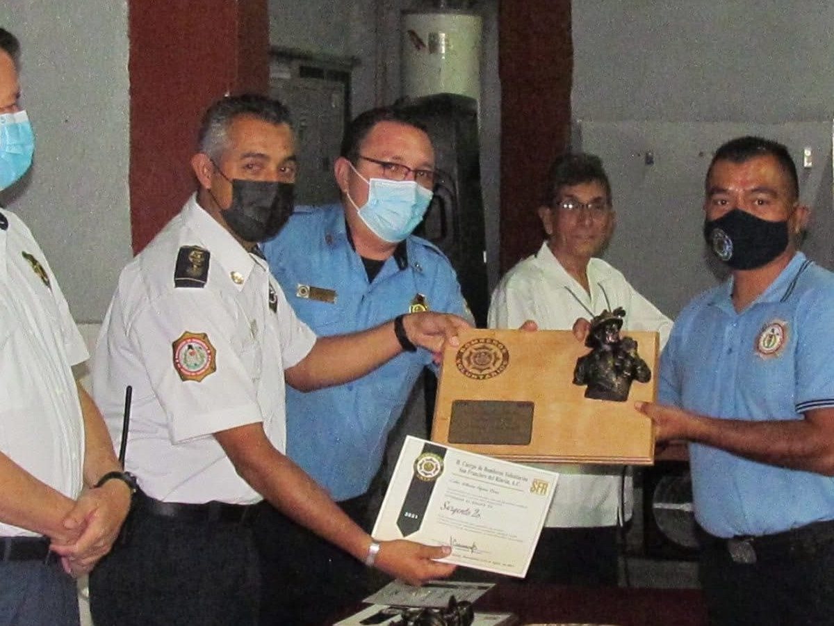 Dos décadas entre el fuego y el servicio: La vida de Alberto, un bombero de corazón