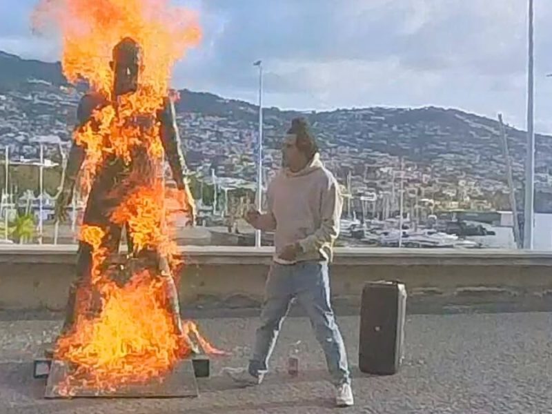 Prende fuego a la estatua de Cristiano y luego baila