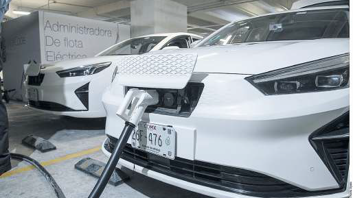Mercado de vehículos híbridos y eléctricos en México crece 38.5% en un año.