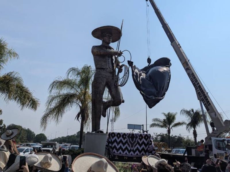Rinden homenaje a la charrería con escultura en Irapuato