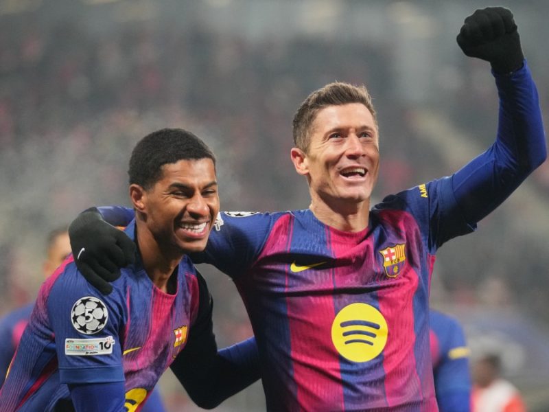 Lewandowski marca autogol, pero FC Barcelona vence a Slavia Praga