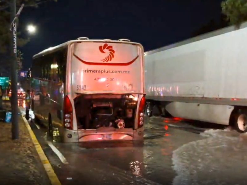 Fuga de agua provoca socavón en León; cae camión de pasajeros en Hermanos Aldama
