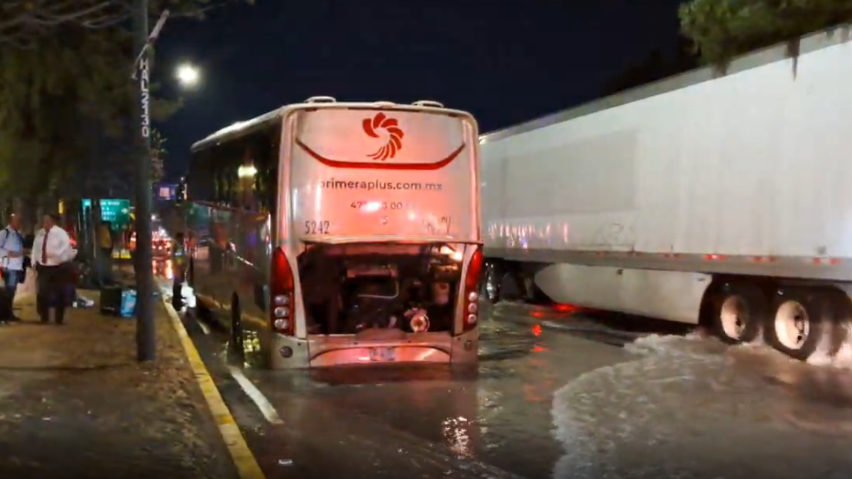 Fuga de agua y socavón en León