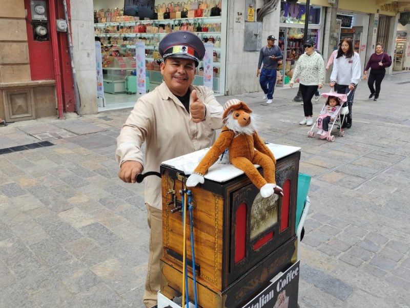 Héctor Gallardo: El último organillero que hace vibrar con su música al centro de León