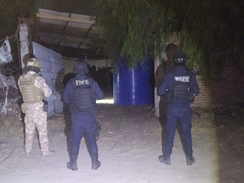 Descubren almacén con 13 mil litros de huachicol y toma clandestina en residencial de Celaya
