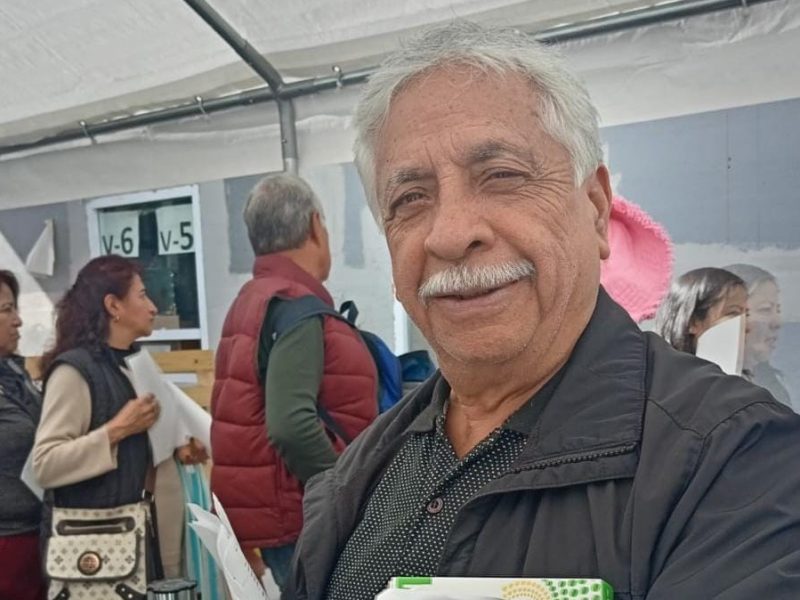 Exdelegado del IMSS de Hidalgo hace fila para obtener medicinas