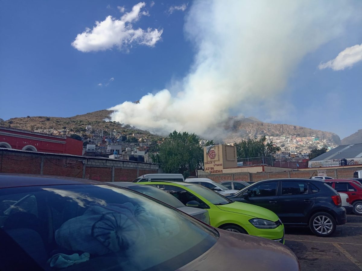 Incendio activo en cerro cercano a barrios altos de Pachuca
