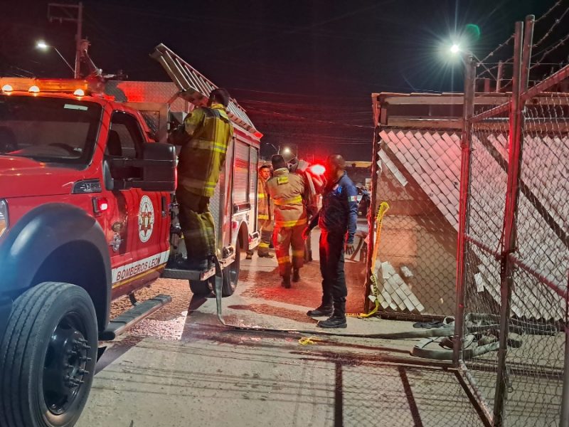 Trágico incendio en León: Muere hombre en casa de Parques La Noria; policía resultó herido