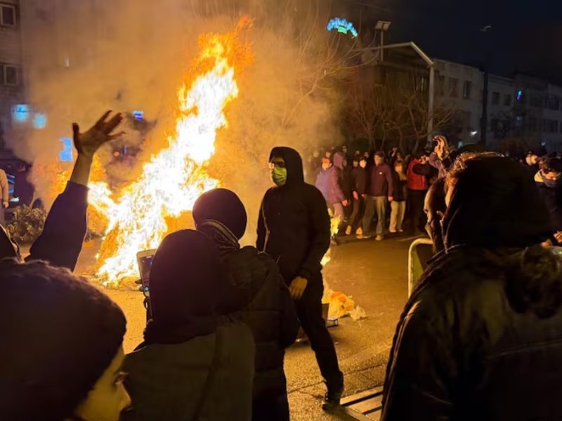 Irán arde en protestas y en represión asesinan a más de 2 mil personas; Trump envía ayuda militar
