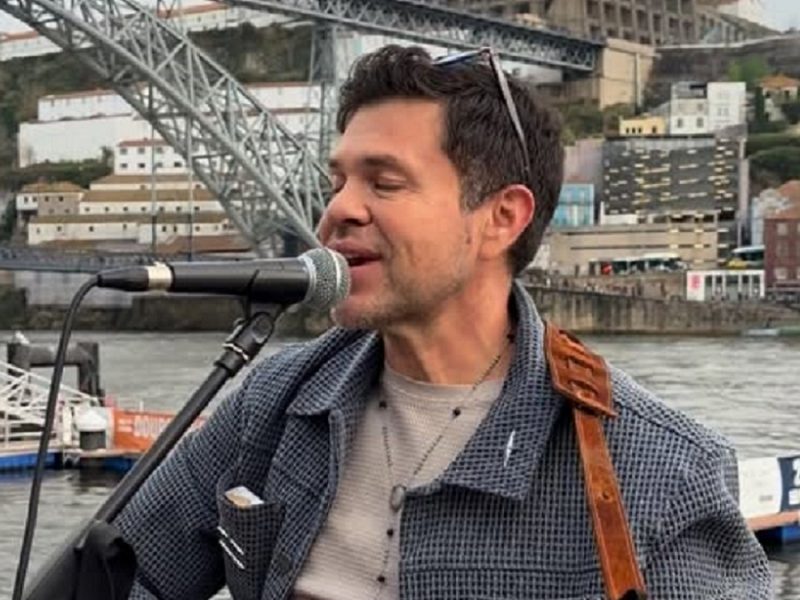 Jorge Medina canta ‘El final de nuestra historia’ en calles de Portugal | VIDEO