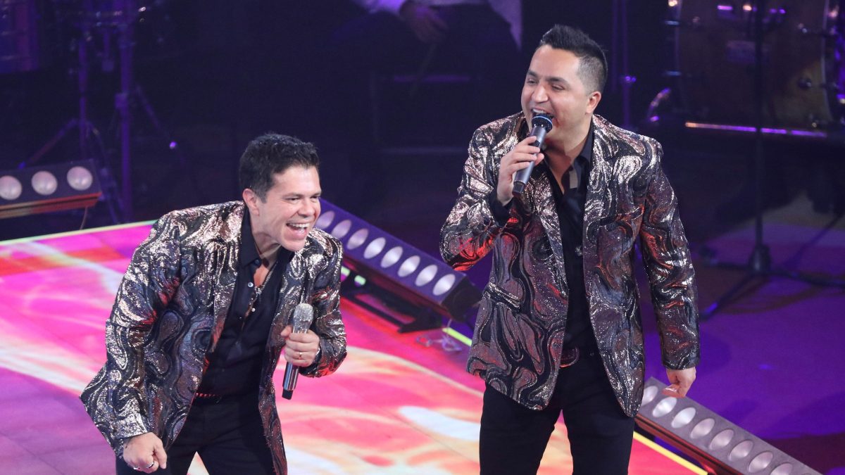 Jorge Medina y Josi Cuen cantando juntos en el redondel del Palenque de la Feria de León 2026