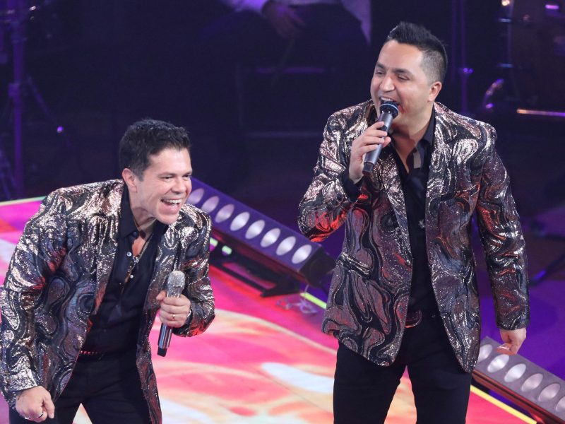Jorge Medina y Josi Cuen cantando juntos en el redondel del Palenque de la Feria de León 2026
