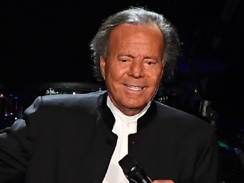 Filtran mensajes de Julio Iglesias con exempleada que lo demandó por abuso sexual