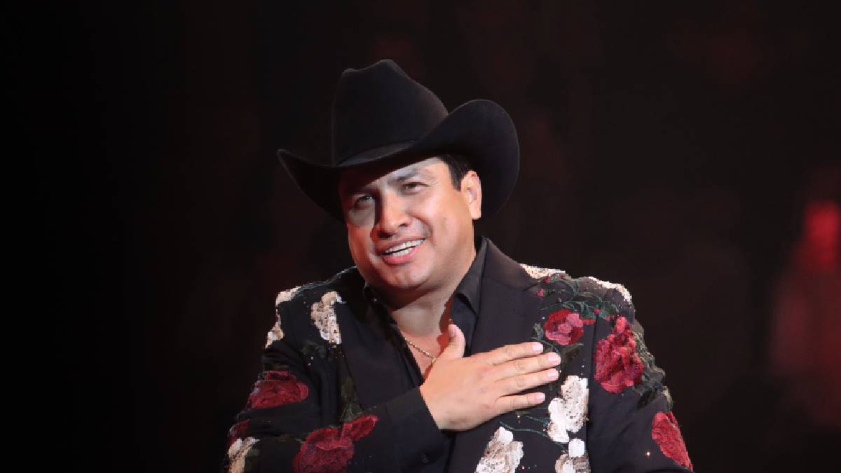 Julión Álvarez cantando en el Palenque de la Feria de León 2026 con traje negro