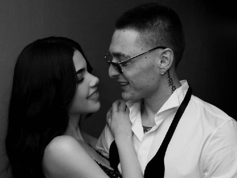 Kenia Os comparte detalles de cómo inició su romance con Peso Pluma: ‘Me coqueteaba’