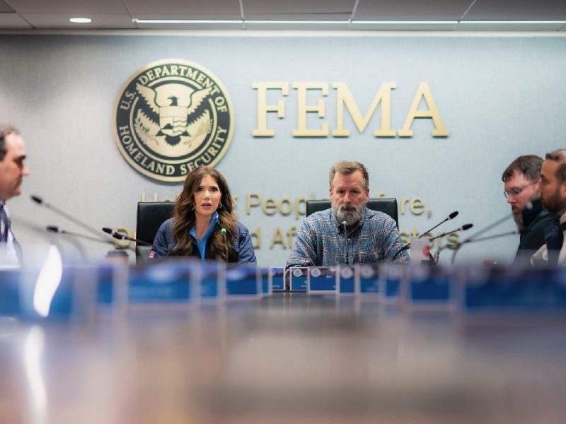 La secretaria de Seguridad Nacional, Kristi Noem, enfrenta crecientes pedidos de despido o juicio político.