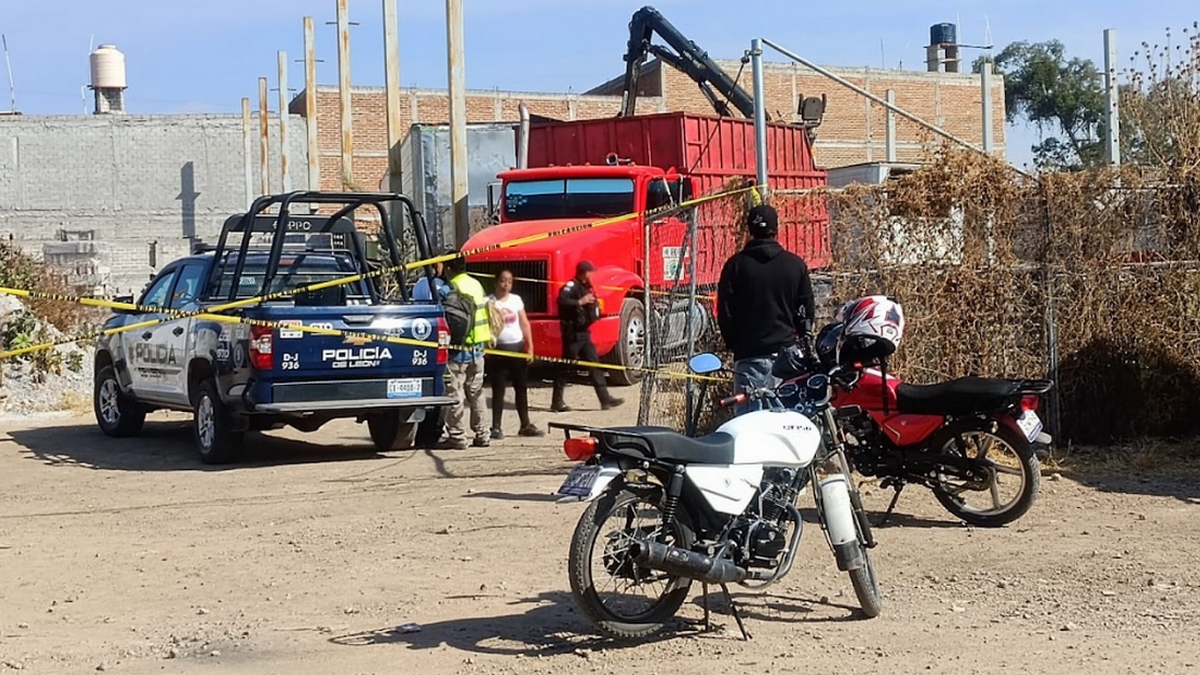 Accidente en León le cae estructura y muere