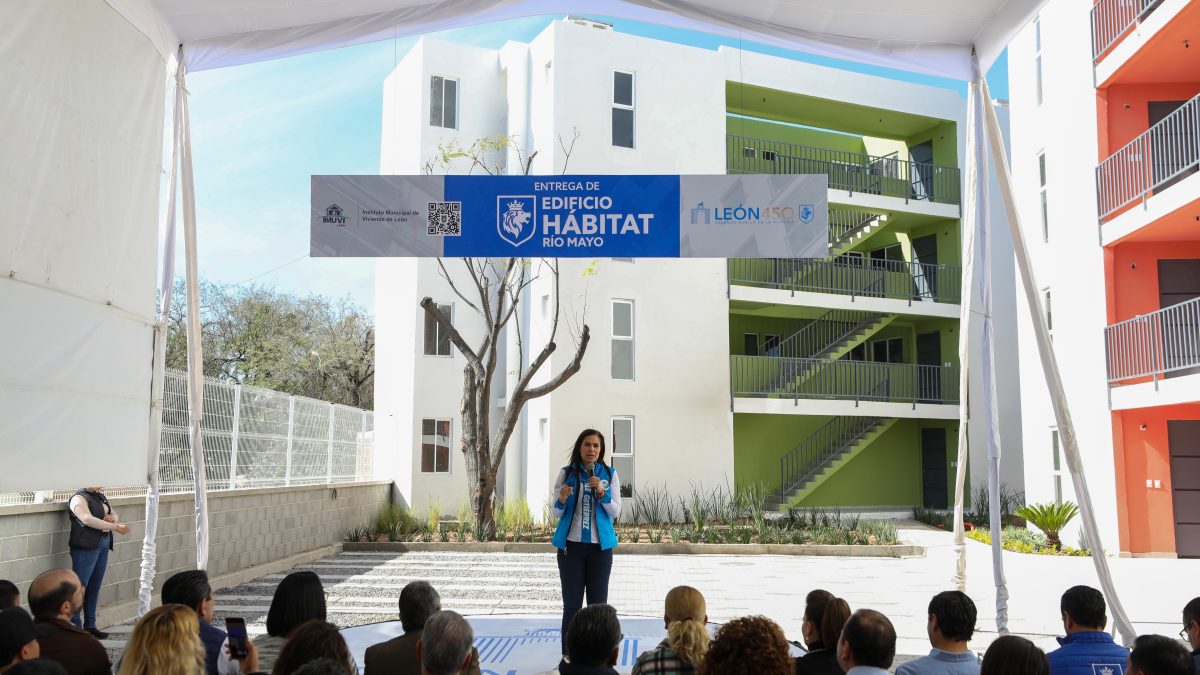León entrega 23 departamentos