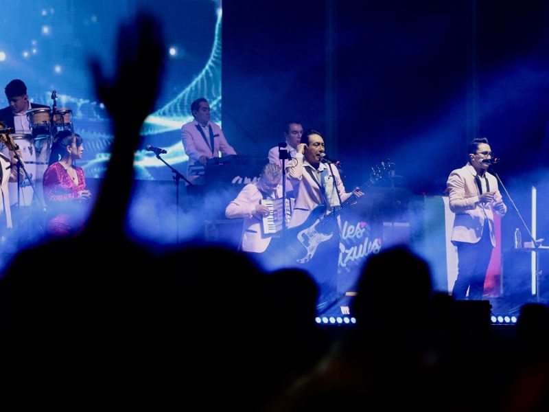 Con cumbia, nostalgia y amor, Los Ángeles Azules reconquistan León