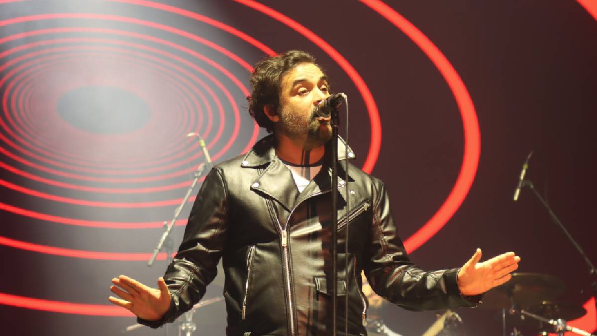 Luis Humberto Navejas de Enjambre cantando en el Foro de la Gente durante la Feria de León 2026.