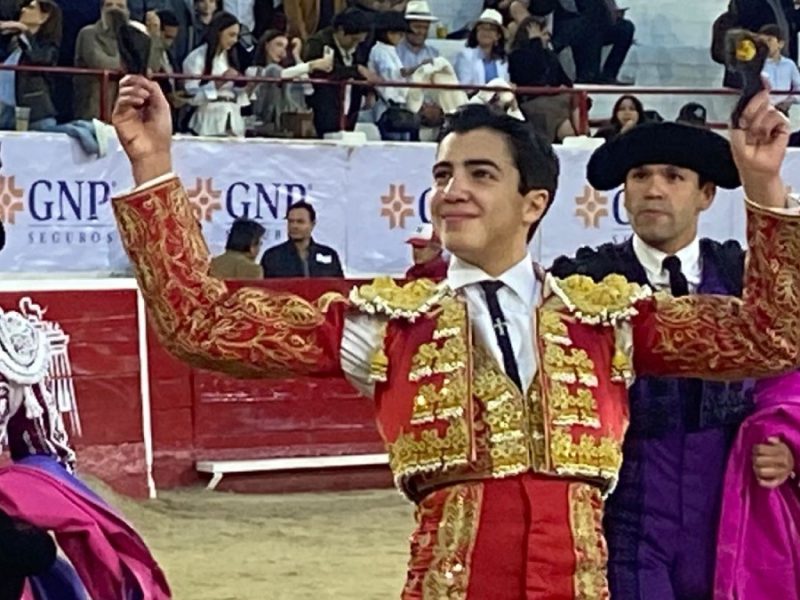 Marcos Pérez sale en hombros en la primera corrida de la Feria Taurina León 2026