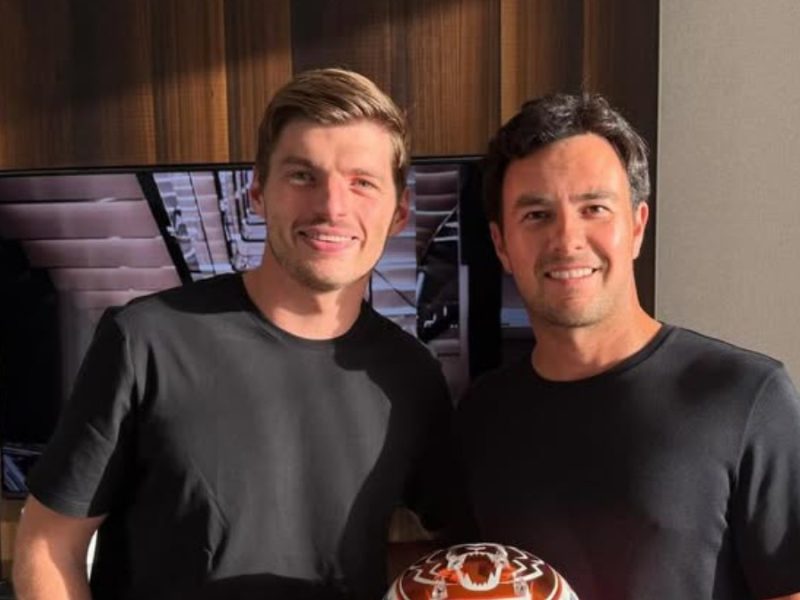 Max Verstappen regala casco a Sergio ‘Checo’ Pérez con mensaje incluido