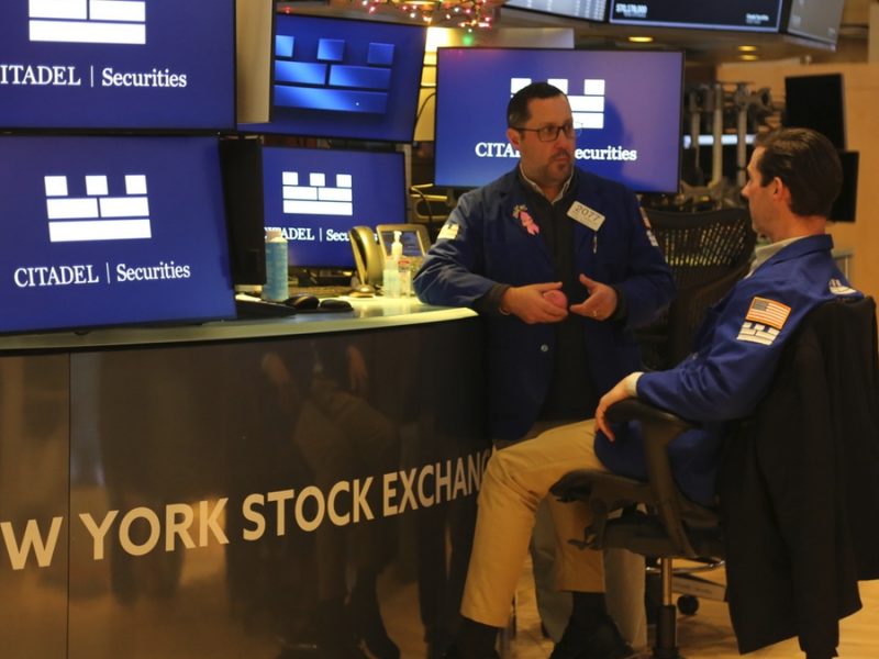 Suben mercados de EU tras anuncio de Trump sobre cancelación de aranceles a Europa