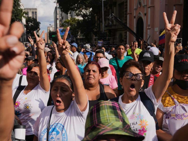 Pide Embajada de México en Venezuela a mexicanos revisar estatus de sus vuelos tras operación de EU