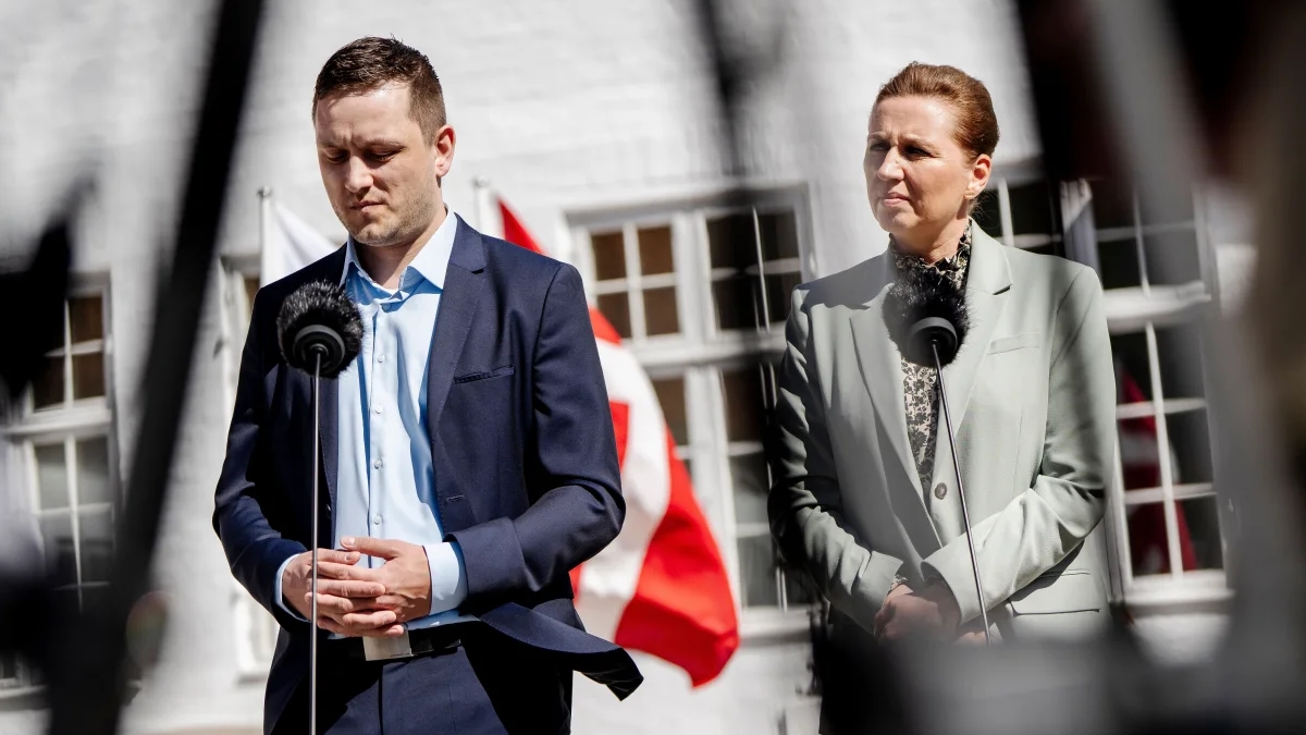 La primera ministra de Dinamarca, Mette Frederiksen, izquierda, y el primer ministro de Groenlandia, Jens-Frederik Nielsen