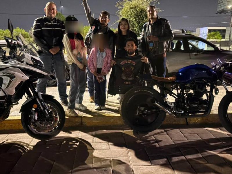 Integrantes del Moto Club Hell Boys entregan juguetes a niños del Hospital Pediátrico de León