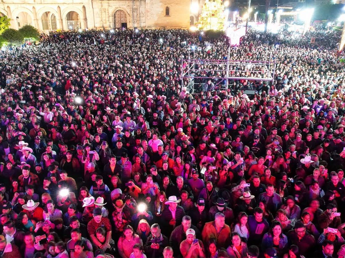 Noche de color en Yuriria: Espinoza Paz y carros alegóricos engalanan los festejos patronales