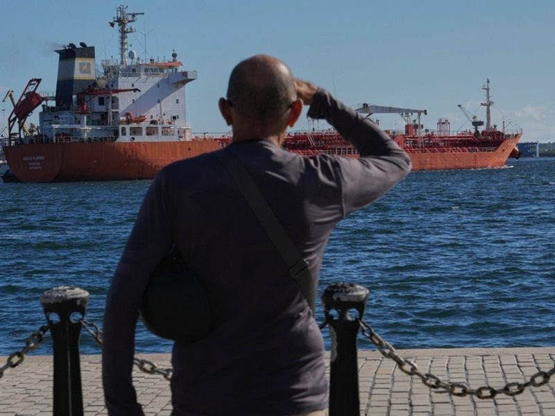 Asegura secretario de Energía de EU que no interferirán con envío de petróleo de México a Cuba