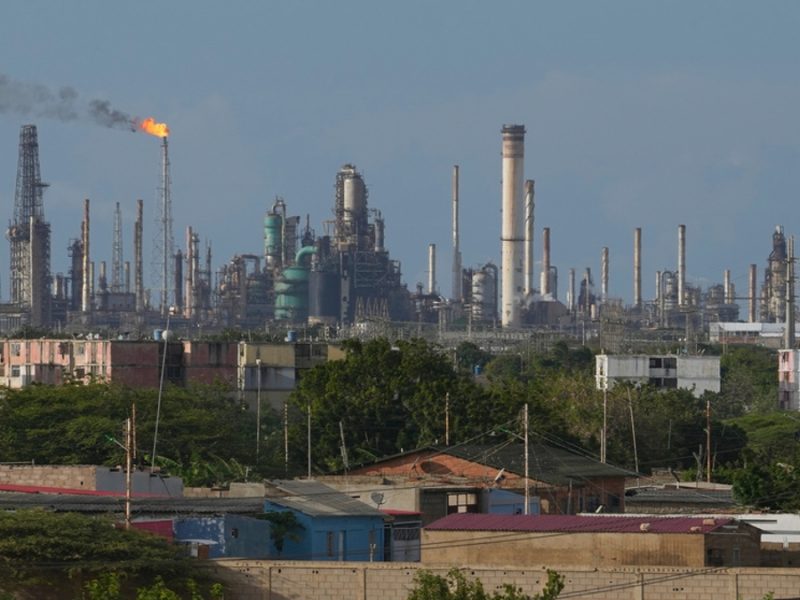 Aprueban inversión privada en ley de hidrocarburos de Venezuela; petroleras de EU buscan explotar crudo
