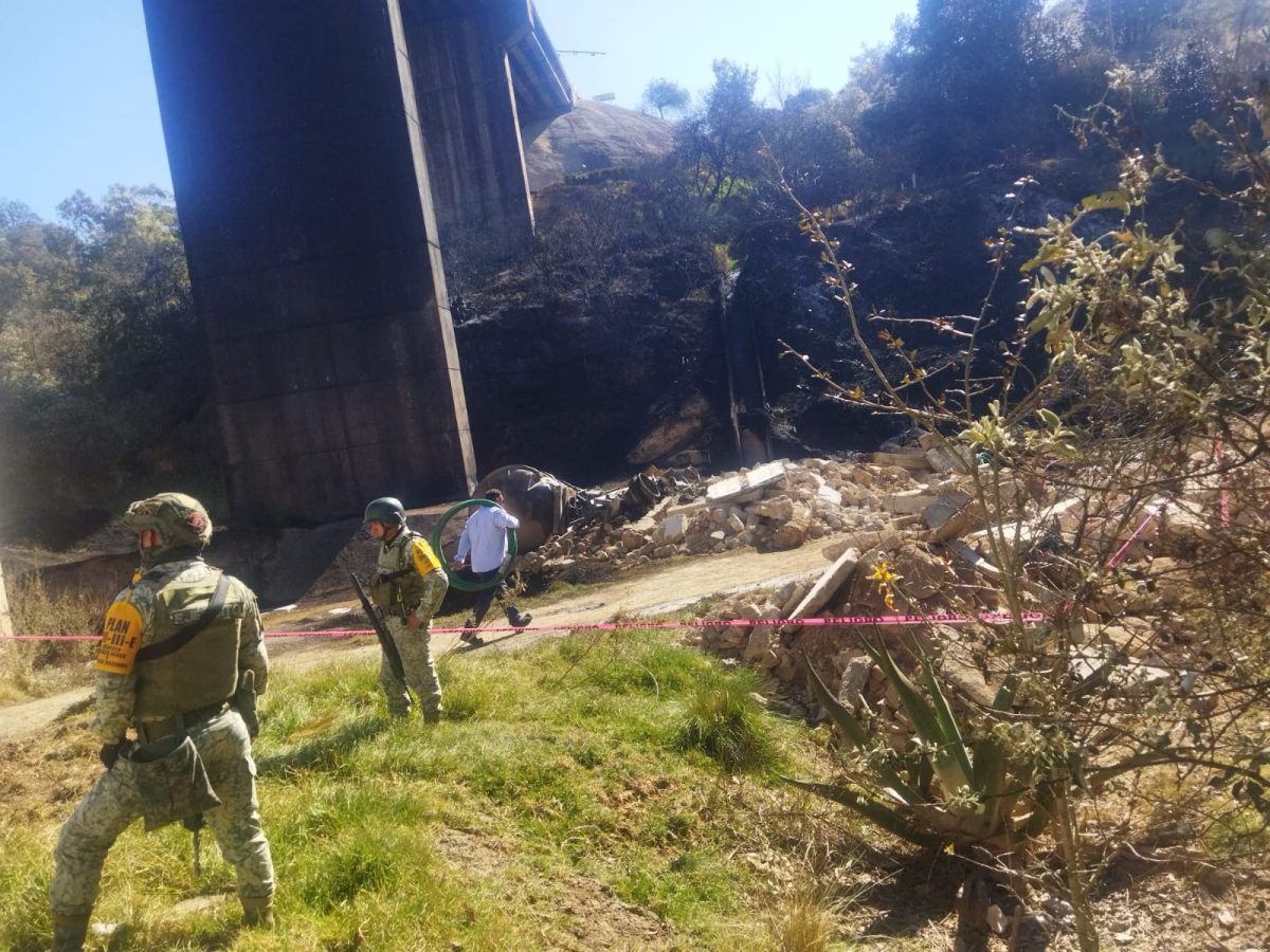 Continúa cerrada la México–Tuxpan por explosión de pipa