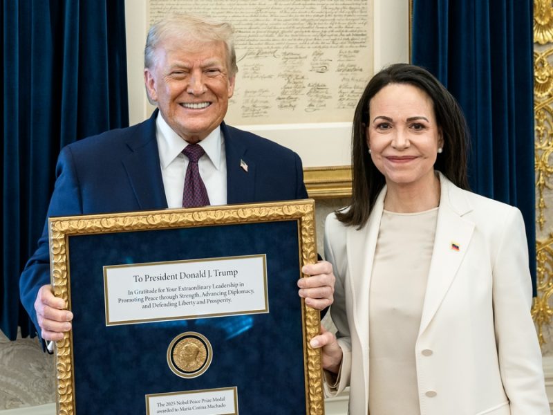 Identidad original del Nobel de la Paz no cambia, dice Comité tras obsequio de Machado a Trump