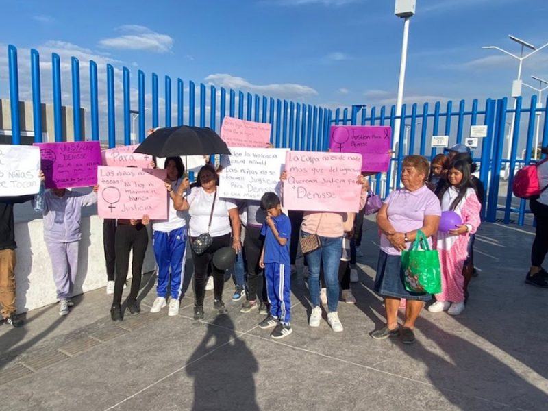 Exigen justicia familiares y amigos de menor atacada en León; se manifiestan afuera de hospital