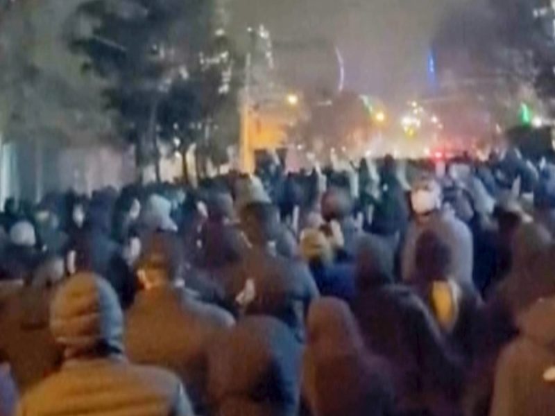 Presiona Trump a Irán tras represión a marchas; impone aranceles del 25% a sus socios comerciales