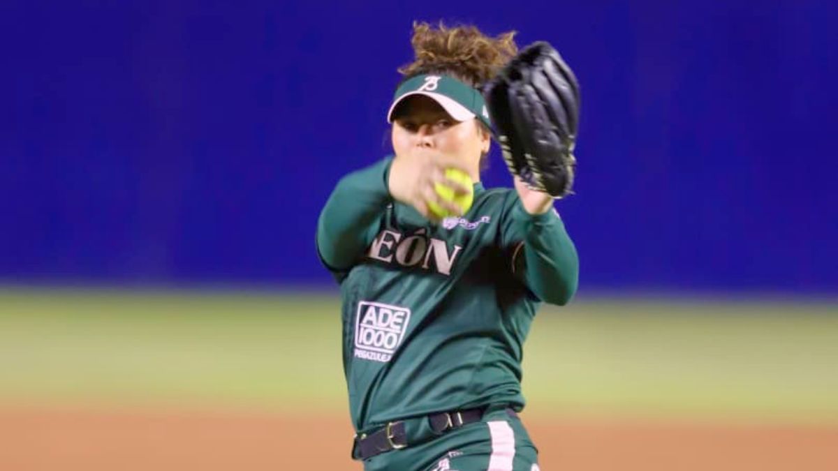 Rachel García lanza en el duelo entre Bravas de León y Sultanes Femenil. Sultanes Femenil.