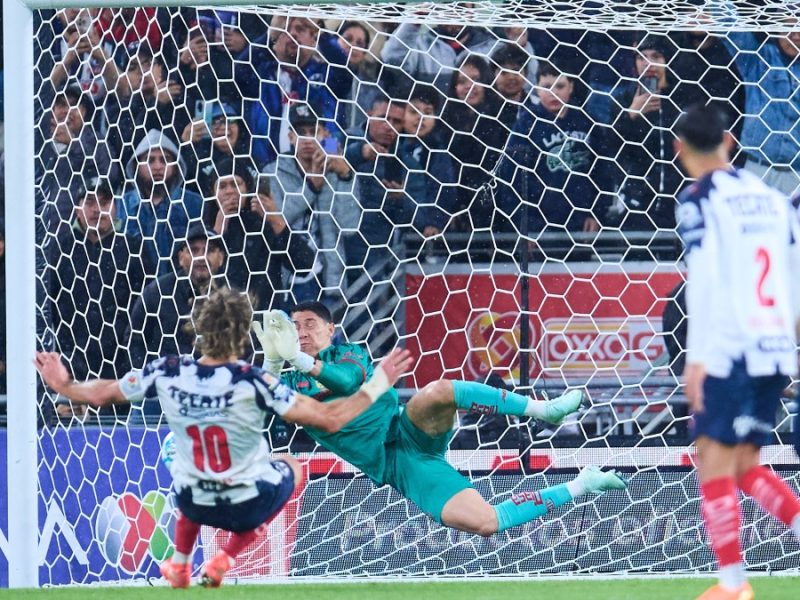 Sergio Canales falla penal y Rayados de Monterrey cae ante Toluca