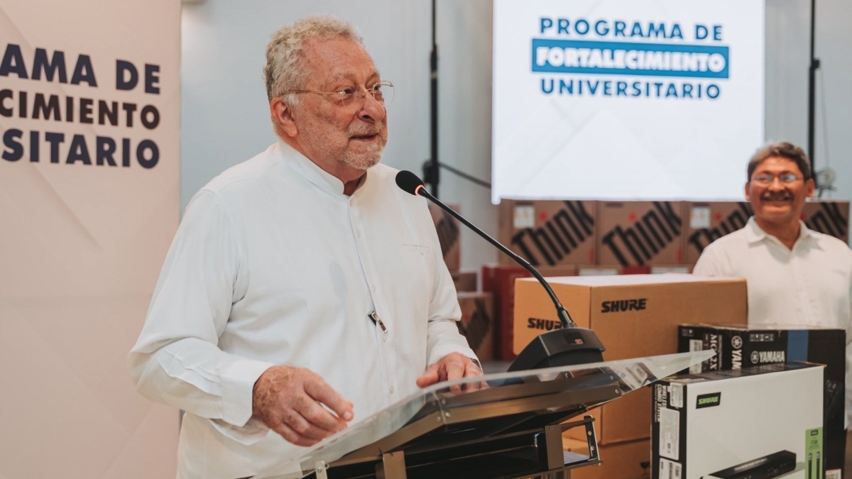 El rector de la Universidad Autónoma de Campeche (UACAM), José Alberto Abud Flores