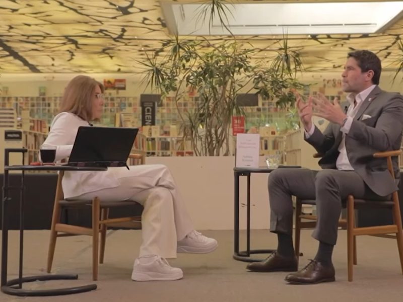 Publica Sabina Berman entrevista con Eduardo Verástegui en YouTube luego de que canales públicos se lo negaran