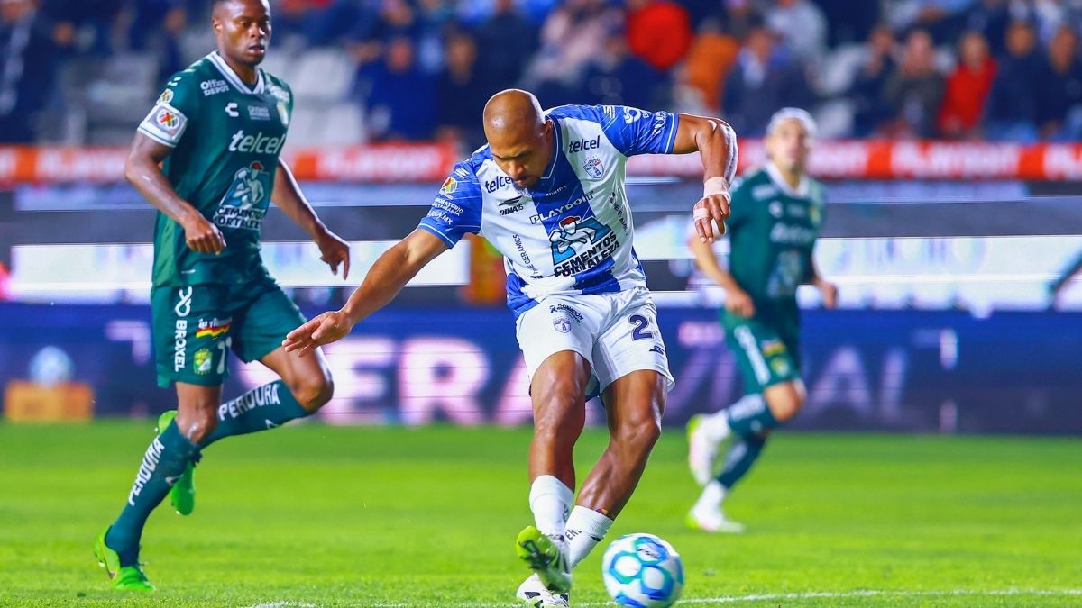 Salomón Rondón dispara en el Pachuca Vs León. MexSport.