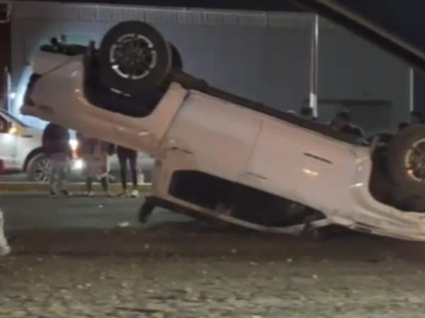 “Falta de señalización” causa volcadura en Santa Catarina, dicen vecinos