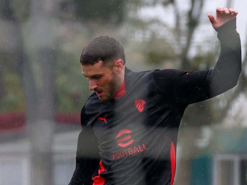 Santiago Giménez podría estar fuera “tres o cuatro meses”, señala técnico del AC Milan