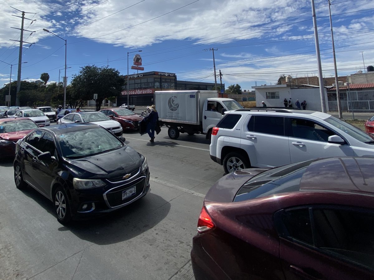 Ajuste de semáforos en Celaya estresan circulación vial en el Eje Norponiente