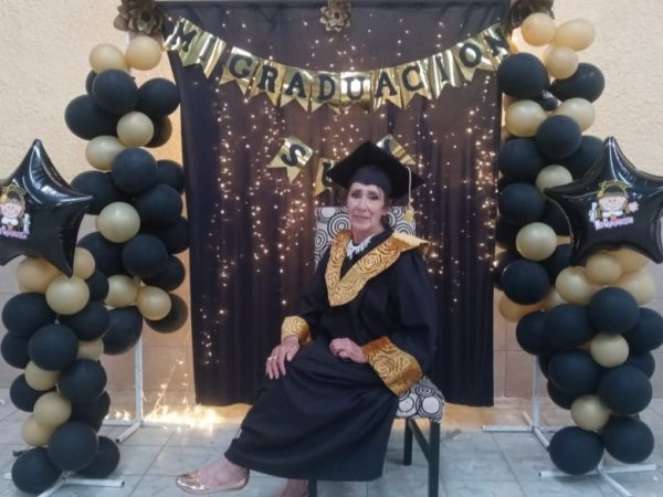 Susana Contreras: A sus 79 años desafía la discriminación y cursa la recta final de Derecho en la UVEG