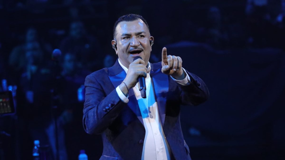 Tony Meléndez cantando en el Palenque de León 2026 Conjunto Primavera