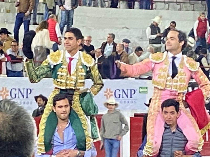 Juan Pablo Sánchez y Héctor Gutiérrez salen a hombros en el segundo festejo del Serial Taurino León 2026